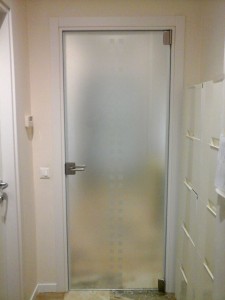 porta_battente_maniglia_satinato_sabbiato_vetra_leportedivetro (3) 
